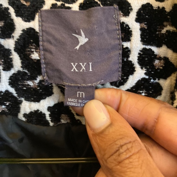 Mid-Waist button down embroidered jacket - Picture 5 of 9